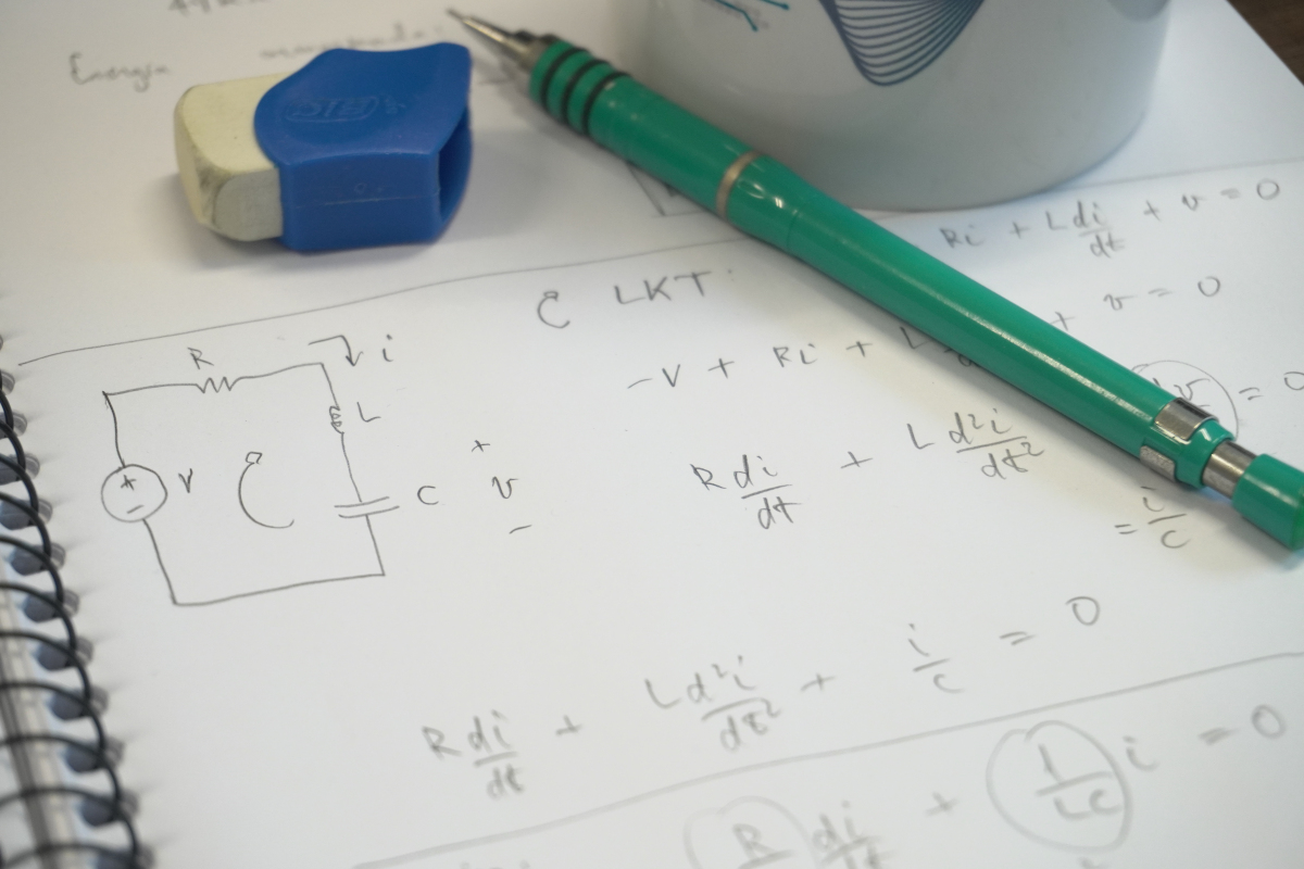 Circuito elétrico desenhado em um caderno